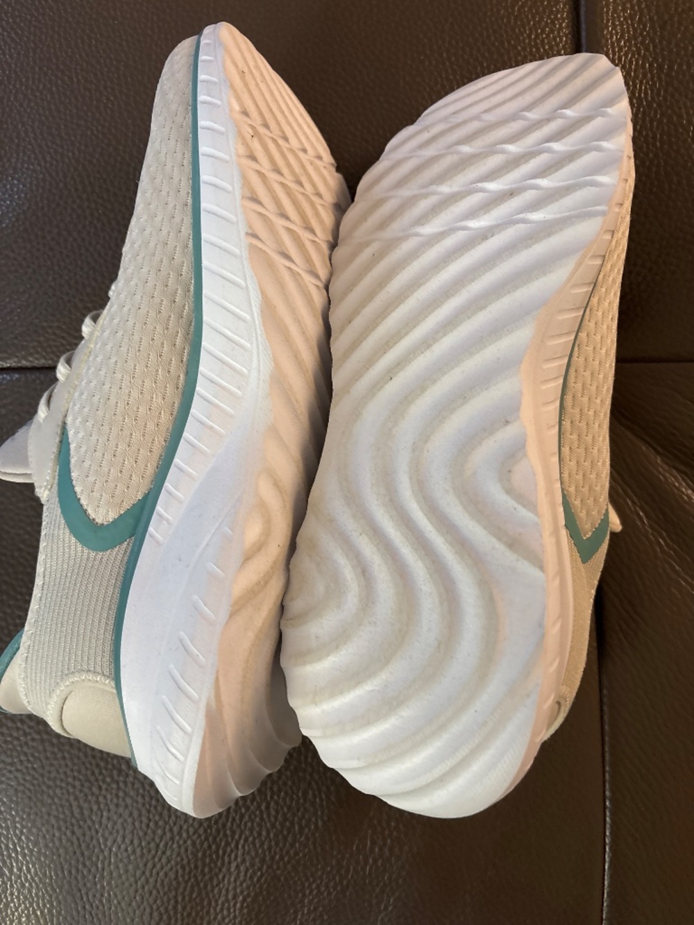 Athletic shoes - Picture 2 of 2